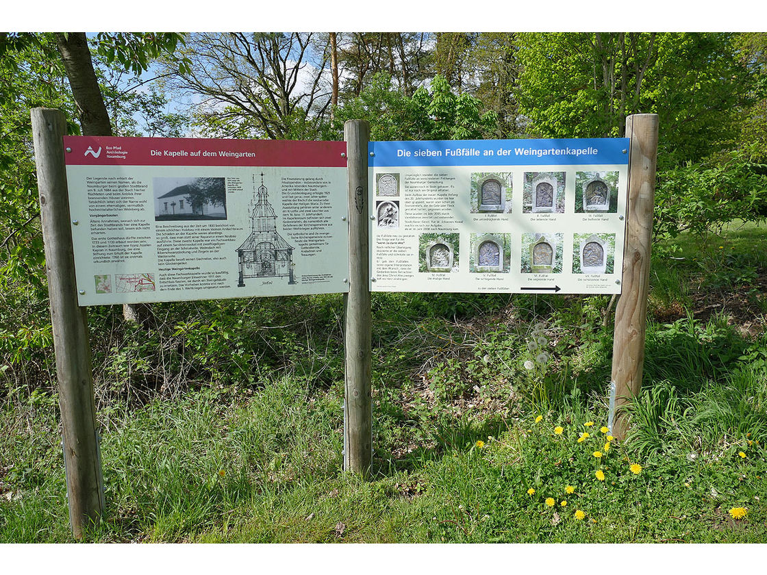 Informationstafeln an der Weingartenkapelle (Foto: Karl-Franz Thiede)